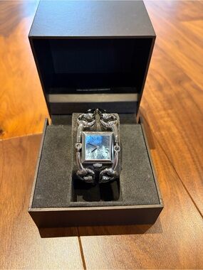 Gucci Silver Tone Chain-Link Bracelet Watch with Blue Dial